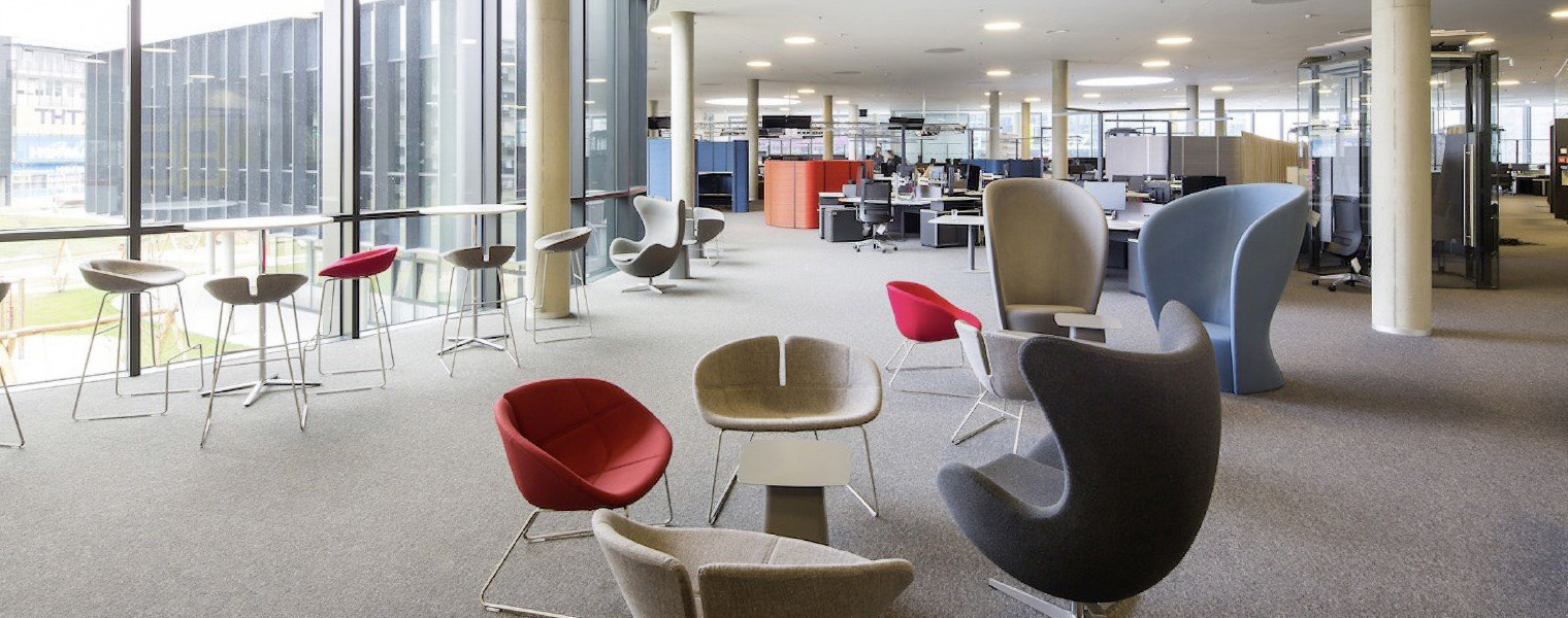 Innenraumaufnahme eines Büros des Styria Media Centers, in der die verbauten Raumluftelemente zu sehen sind