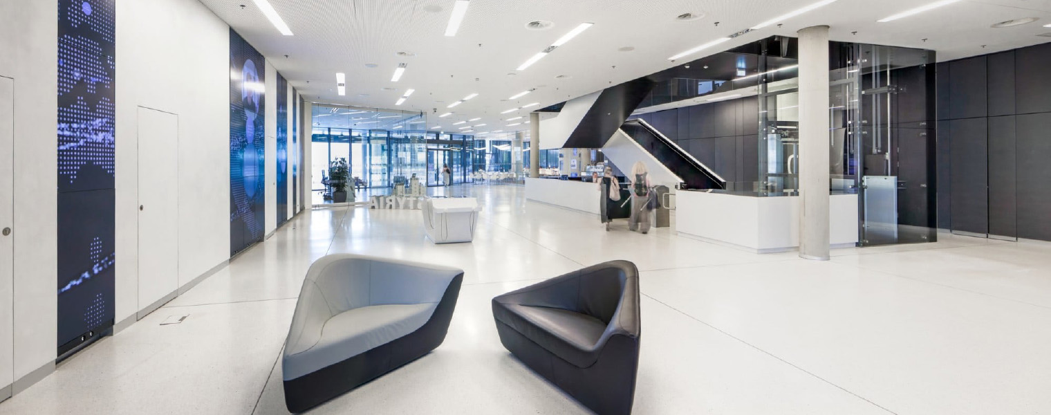 Innenraumaufnahme einer der Räumlichkeiten des Styria Media Centers, in der die verbauten Raumluftelemente zu sehen sind